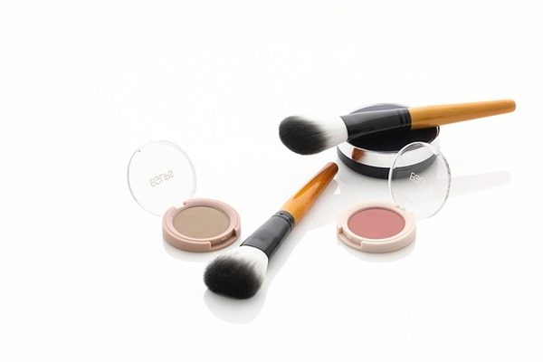 Tips Agar Tidak Asal Membeli Kosmetik Sebagai Produk Kesehatan dan Kecantikan